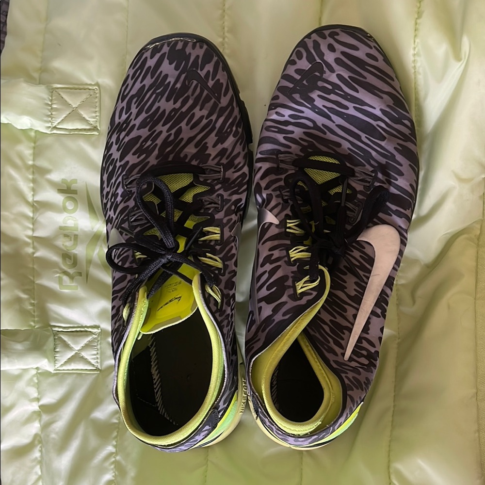 Nike Women's Black and Green Athletic Shoes